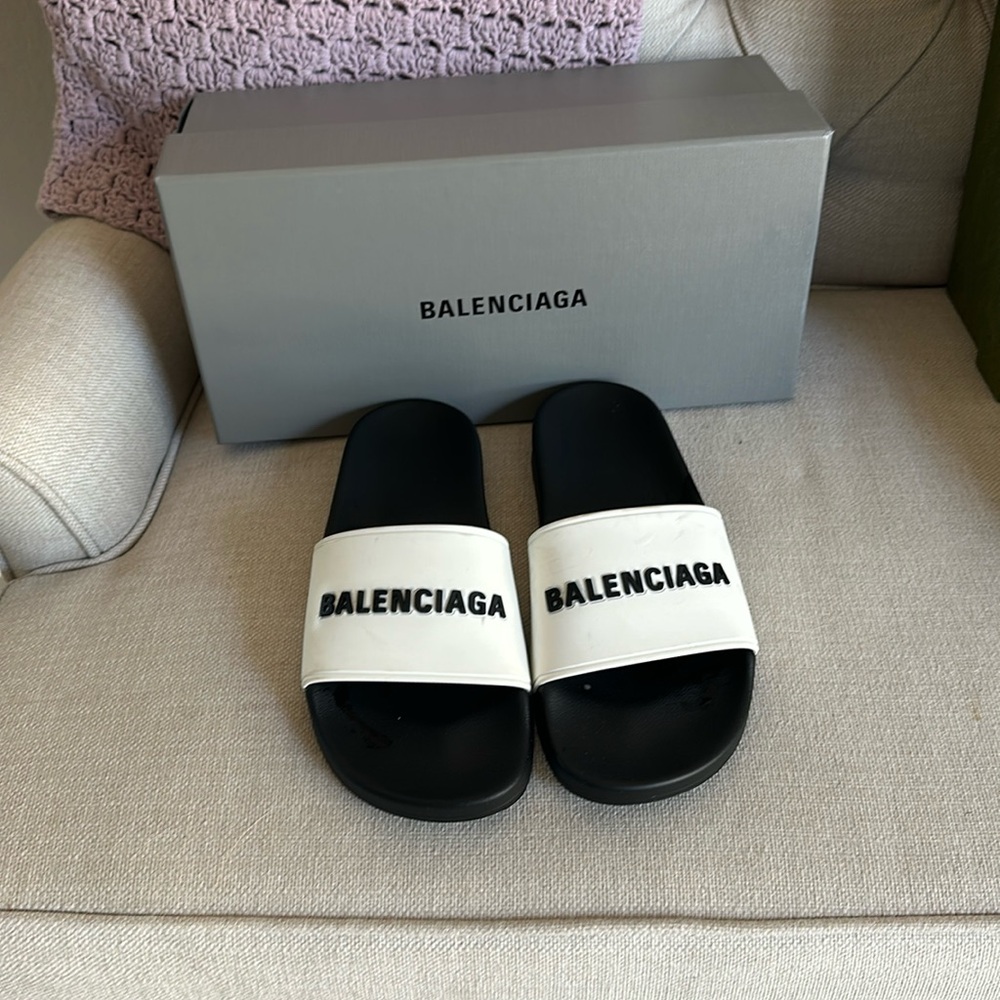 Women’s size 38 (8) Balenciaga slides